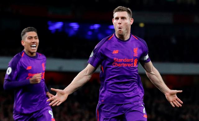 布莱顿球员三笘薰与日本战犯合影引发争议，俱乐部致歉未提菲律宾球迷，引发不满。