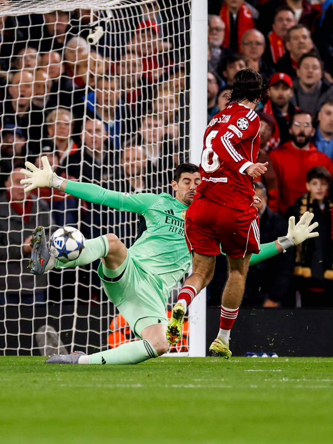 AC米兰1-0登顶意甲！38岁名将却抢走风头，带队12场不败紧追榜首